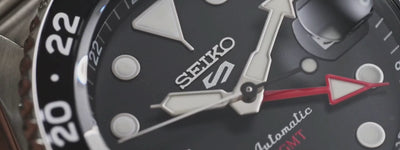 Détail de la Seiko 5 GMT SSK001K1 en vidéo avec son aiguille rouge.